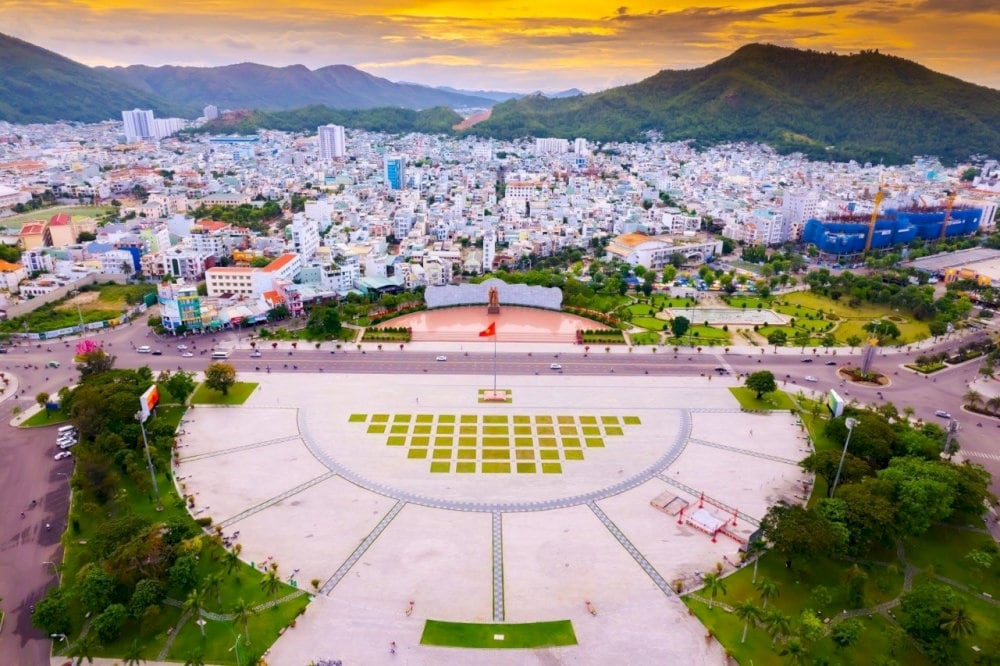Quy Nhon Square is located right by the seaside and is a bustling spot where tourists gather for nighttime leisure activities